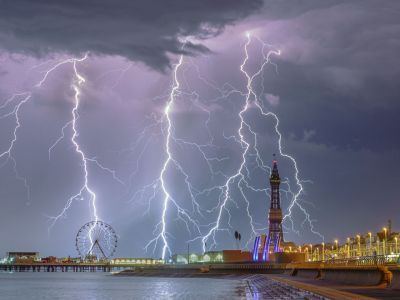 multiple-forked-lightning-over-blackpool